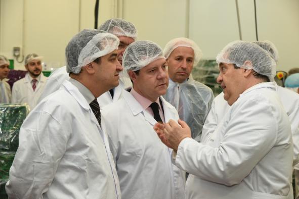 El presidente de Castilla-La Mancha, Emiliano García-Page, realiza visita a las instalaciones de la compañía avícola Nutrave, en Bargas