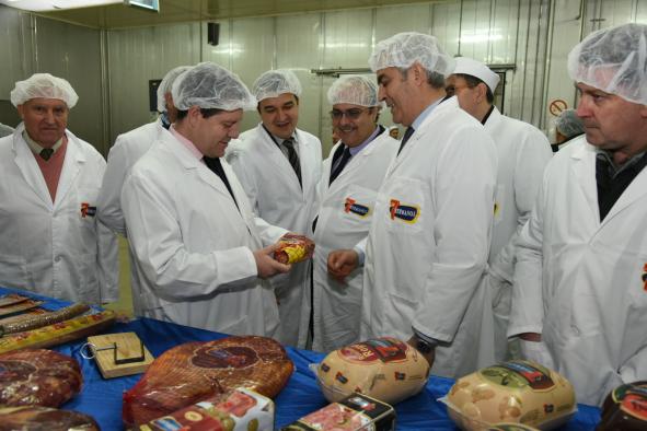 El presidente Emiliano García-Page, visita las instalaciones de la empresa cárnica ‘7 Hermanos S.A.