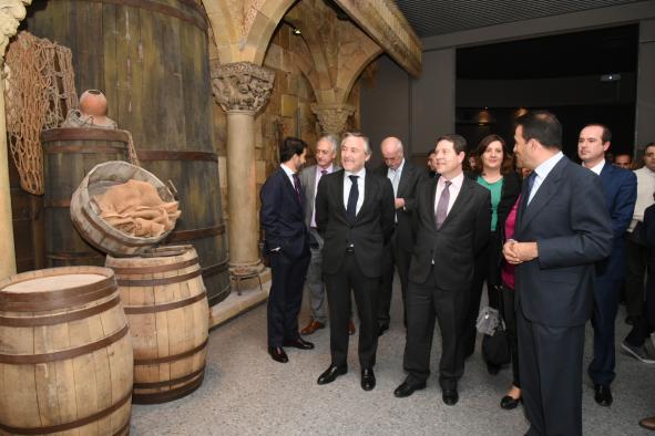 El presidente de Castilla-La Mancha, Emiliano García-Page, visita las instalaciones de la empresa Mahou en Alovera