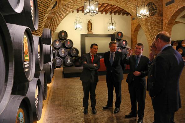El presidente de Castilla-La Mancha, Emiliano García-Page, visita al Consejo Regulador del Brandy de Jerez