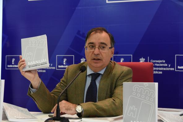 l viceconsejero de Administración Local y Coordinación Administrativa, Fernando Mora, presenta el ‘Manual para Concejales y Concejalas de Castilla-La Mancha