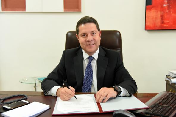  El presidente de Castilla-La Mancha, Emiliano García-Page, firmando este jueves el decreto de nombramiento del nuevo consejero de Educación, Cultura y Deportes, Ángel Felpeto,