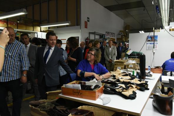 El presidente de Castilla-La Mancha, Emiliano García-Page, visita la fábrica de botas Sendra en Almansa