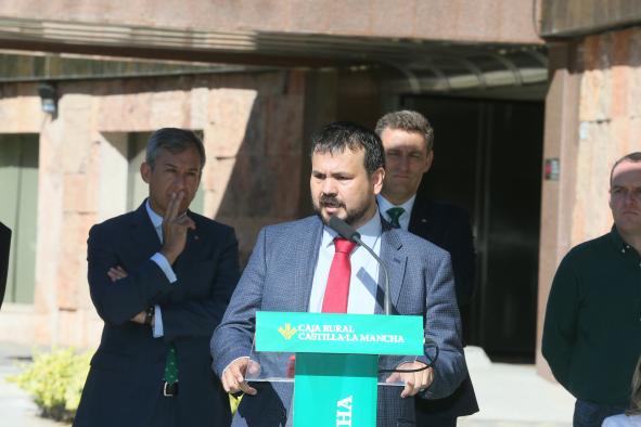 El director general de Juventud y Deportes, Juan Ramón Amores, asiste a la presentación de la V Carrera Solidaria de la Fundación Caja Rural Castilla-La Mancha 