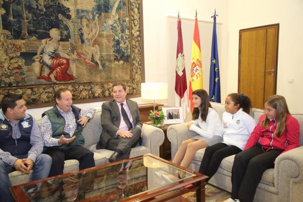 El presidente regional recibe en el Palacio de Fuensalida a las campeonas mundiales de pádel Águeda Pérez, Lucía Dionisio y Noemí Aguilar