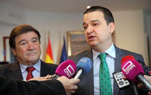 El consejero de Agricultura, Medio Ambiente y Desarrollo Rural, Francisco Martínez Arroyo, durante la reunión mantenida, en la Consejería, con el presidente de la Confederación Europea de Destilerías Vínicas (CEDIVI), Francisco Ligero 