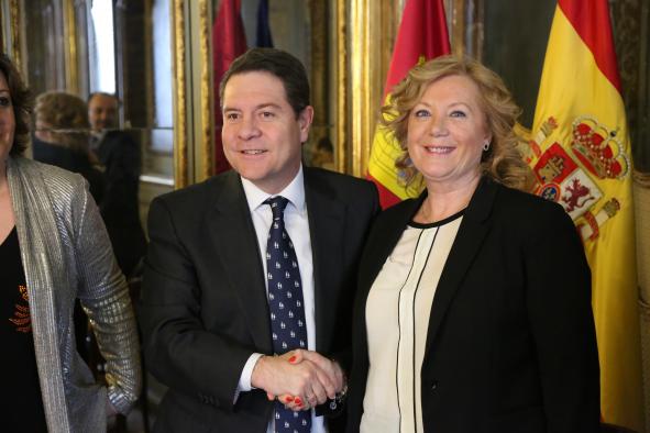 El presidente de Castilla-La Mancha, Emiliano García-Page, firma, en la embajada de España en Italia, un acuerdo con el touroperador Logitravel Italia. (Fotos: Juan García-Hinojosa // JCCM)