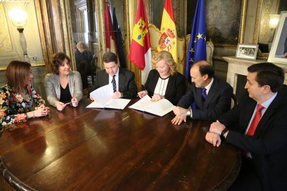El presidente de Castilla-La Mancha, Emiliano García-Page, se reúne, en la embajada de España en Italia, con el touroperador Guiness Travel. (Fotos: Juan García-Hinojosa // JCCM)