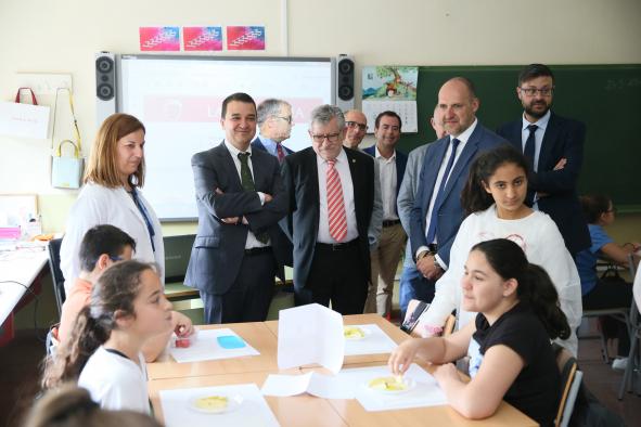 El Gobierno regional fomenta hábitos de vida saludable con el reparto de fruta entre más de 92.000 escolares de 541 colegios durante este curso