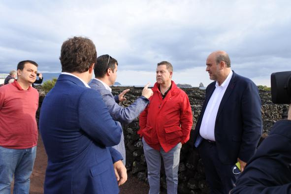 García-Page realiza una visita a los viñedos de la Isla do Pico