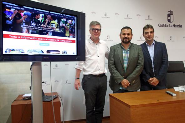 El director general de Juventud y Deportes, Juan Ramón Amores, presenta, junto al presidente del Club Balonmano Ciudad Imperial, Javier Miranda (i) y el concejal de Deportes de Toledo, Pablo García (d), la ‘Toledo Handball Cup 2019’