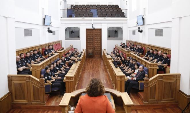 Los futuros policías locales de Castilla-La Mancha conocen en una visita el funcionamiento y composición de las Cortes regionales 