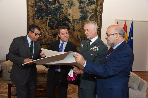 García-Page recibe al general de la Guardia Civil Manuel Llamas Fernández