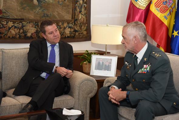 García-Page recibe al general de la Guardia Civil Manuel Llamas Fernández