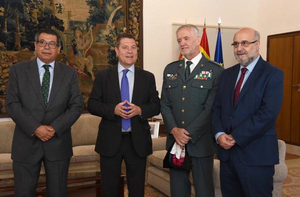 García-Page recibe al general de la Guardia Civil Manuel Llamas Fernández