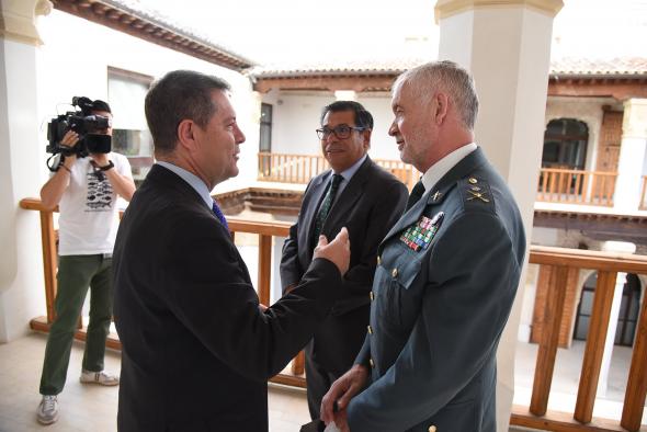 García-Page recibe al general de la Guardia Civil Manuel Llamas Fernández