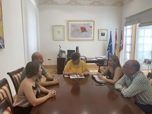 Mejoras Educativas y Bienestar Social centran el encuentro entre el Gobierno de Castilla-La Mancha y el Ayuntamiento de Cabezarados 