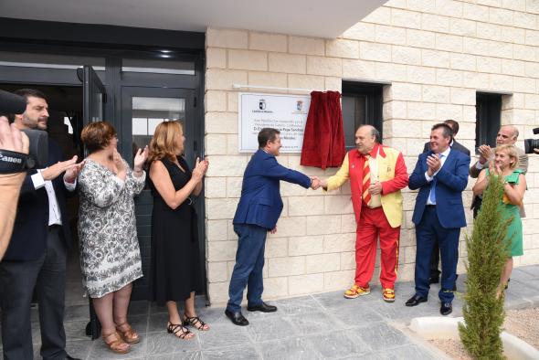 El presidente de Castilla-La Mancha, Emiliano García-Page, inaugura, en San Carlos del Valle (Ciudad Real), el nuevo pabellón polideportivo ‘Manolo el del Bombo’