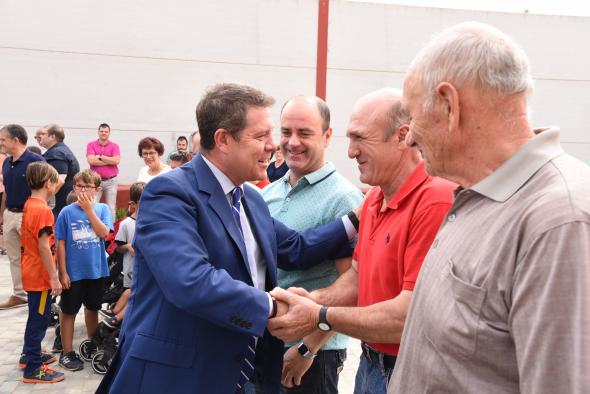 El presidente de Castilla-La Mancha, Emiliano García-Page, inaugura, en San Carlos del Valle (Ciudad Real), el nuevo pabellón polideportivo ‘Manolo el del Bombo’