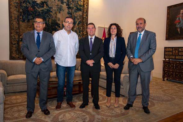 El presidente de Castilla-La Mancha, Emiliano García-Page, se reúne con el secretario regional de Comisiones Obreras, Paco de la Rosa
