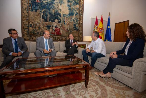 El presidente de Castilla-La Mancha, Emiliano García-Page, se reúne con el secretario regional de Comisiones Obreras, Paco de la Rosa