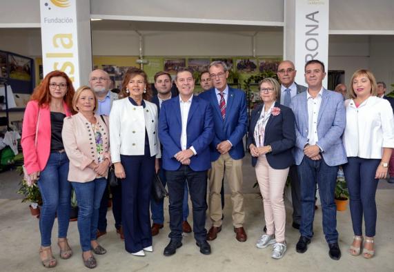 El presidente de Castilla-La Mancha, Emiliano García-Page, inicia en el stand de ASPRONA, stand número 25, una visita a las casetas sociales del Recinto Ferial de Albacete
