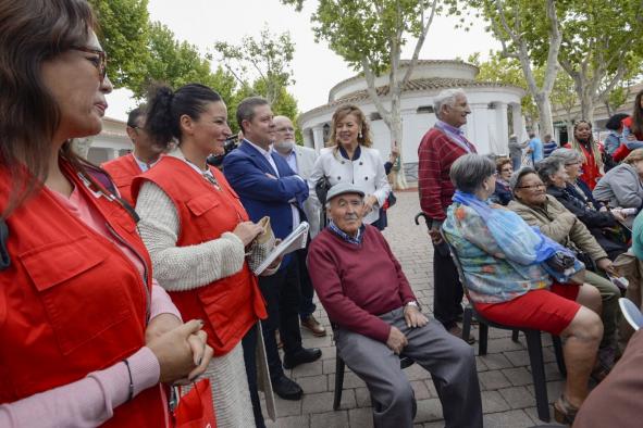 El presidente de Castilla-La Mancha, Emiliano García-Page, inicia en el stand de ASPRONA, stand número 25, una visita a las casetas sociales del Recinto Ferial de Albacete