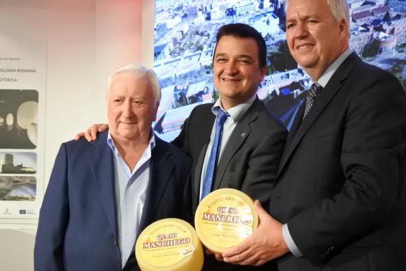 El consejero de Agricultura, Agua y Desarrollo Rural, Francisco Martínez Arroyo, participa, la presentación de la campaña del queso manchego 2019 de la Fundación CRDO Queso Manchego