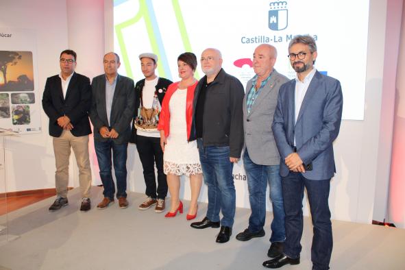 Presentación III Encuentro de Ciudades Cuchilleras en el stand de la Junta