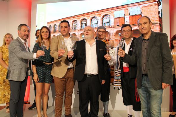 Presentación de los proyectos turísticos de Alcaraz en el stand de la Junta