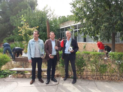 El delegado provincial de Desarrollo Sostenible entrega en torno a un centenar de plantas autóctonas al IES `Universidad Laboral´ de Toledo