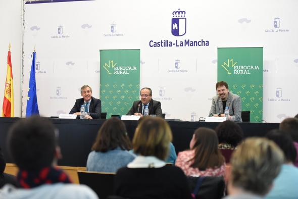  El consejero de Hacienda y Administraciones Públicas, Juan Alfonso Ruiz Molina, firma un convenio de colaboración entre la Junta de Comunidades de Castilla-La Mancha, la Fundación para la Gestión y Estudio de la Especificidad (CIEES) y Eurocaja Rural 