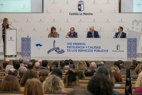 El consejero de Hacienda y Administraciones Públicas, Juan Alfonso Ruiz Molina, ha entregado los VIII Premios a la Excelencia y Calidad en la Prestación de los Servicios Públicos en Castilla-La Mancha