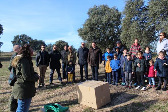 El director general de Medio Natural y Biodiversidad, Félix Romero, participa en la suelta de un águila imperial y un milano real recuperados en el Centro de Estudios de Rapaces Ibéricas 