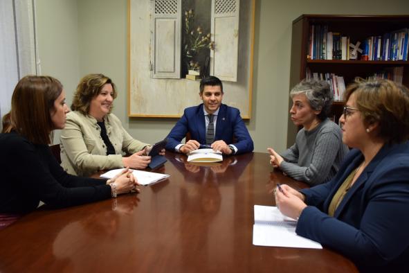 La consejera de Economía, Empresas y Empleo, Patricia Franco, se reúne con el alcalde de Campo de Criptana, Santiago Lázaro