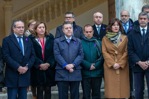 El presidente regional, Emiliano García-Page, y la consejera de Igualdad y portavoz, Blanca Fernández, han participadop en la concentración en repulsa del último asesinato machista registrado en Castilla-La Mancha 