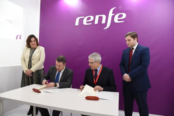 Firma de un convenio con RENFE en el stand de la compañía ferroviaria en FITUR