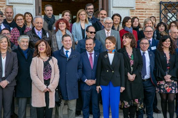 El presidente recibe en las Cortes de Castilla-La Mancha a las entidades que forman la Mesa de Tercer Sector