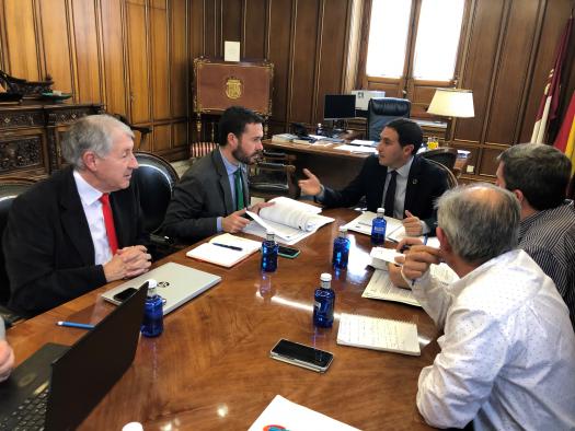 El consejero de Desarrollo Sostenible, José Luis Escudero, se reúne con el presidente de la Diputación de Cuenca.