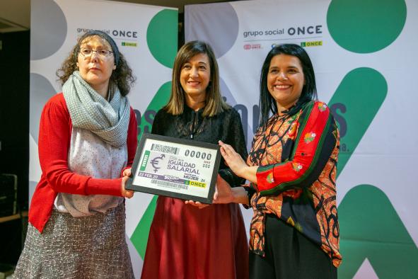 La directora del Instituto de la Mujer, Pilar Callado, presenta el cupón ONCE con motivo del Día de la Igualdad Salarial en la sede de la ONCE en Toledo.