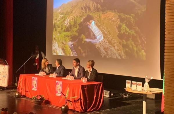 Lola Serrano en el Encuentro comarcal de Asociaciones de Mujeres de la Sierra del Segura