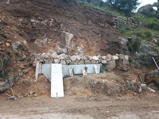 Trabajos de reconstrucción de un muro en la CM-3203 en Ayna