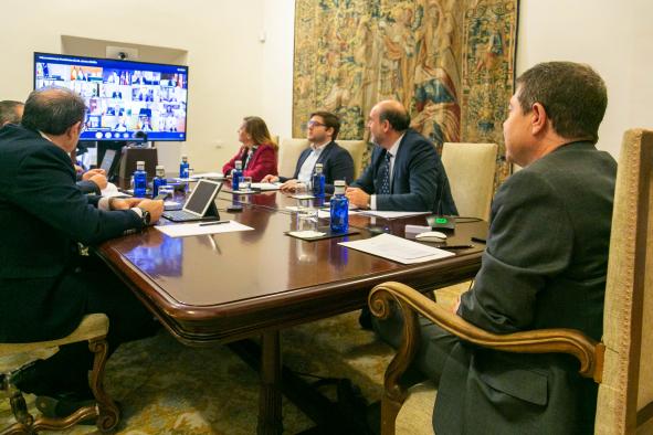 El jefe del Ejecutivo regional, Emiliano García-Page participa en la videoconferencia de presidentes autonómicos convocada por el presidente del Gobierno de España, Pedro Sánchez