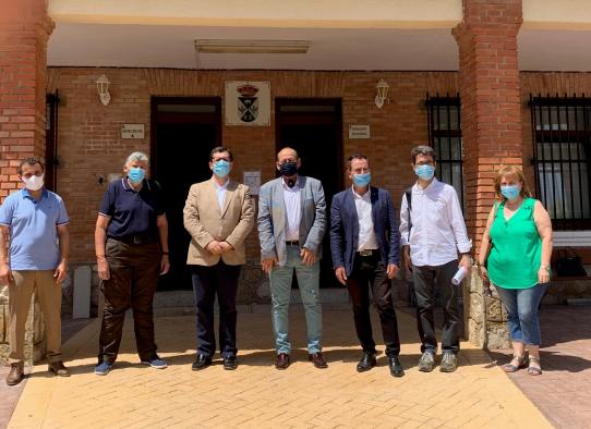 Educación supervisa las obras de reforma del edificio de las Escuelas de Cabañas de Yepes que volverá a abrir, 41 años después, como Colegio Público el próximo curso