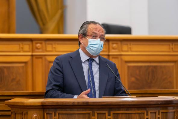 El consejero de Hacienda y Administraciones Públicas, Juan Alfonso Ruíz Molina, interviene, desde la tribuna, en el Pleno de las Cortes de Castilla-La Mancha.