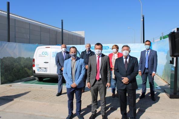 EL CONSEJERO DE DESARROLLO SOSTENIBLE INAUGURA UNA ELECTROLINERA Y VISITA LA EMPRESA DE FABRICACIÓN DE UNIDADES MÓVILES Y VEHÍCULOS DE EMERGENCIAS GRUPO TECNOVE S.L.