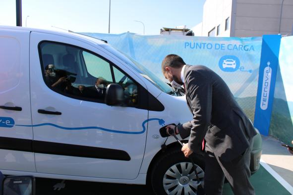 EL CONSEJERO DE DESARROLLO SOSTENIBLE INAUGURA UNA ELECTROLINERA Y VISITA LA EMPRESA DE FABRICACIÓN DE UNIDADES MÓVILES Y VEHÍCULOS DE EMERGENCIAS GRUPO TECNOVE S.L.