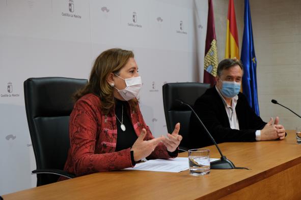 La consejera de Educación, Cultura y Deportes, Rosa Ana Rodríguez, presenta, en la Consejería, el proyecto de investigación de la UCLM ‘Impacto del confinamiento domiciliario del Covid-19 sobre la salud de los adultos mayores: un “experimento natural” en 