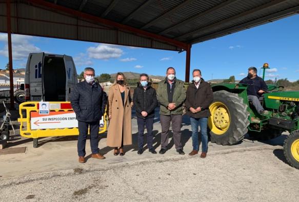 Llanos Valero visita la ITV de Isso en Hellín