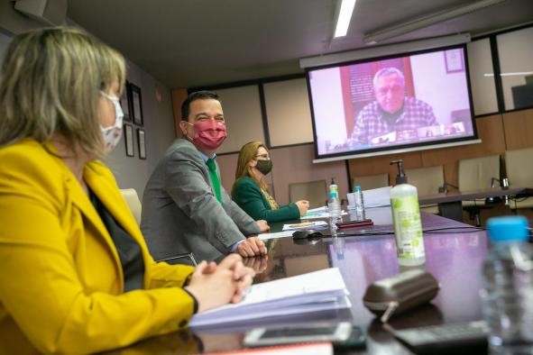 El consejero de Agricultura, Agua y Desarrollo Rural, Francisco Martínez Arroyo, mantiene una reunión con el sector vitivinícola de Castilla-La Mancha